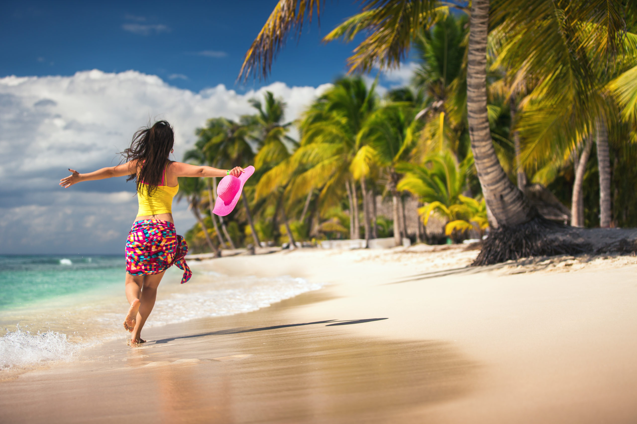 Отдых красивая девушка. Девушка на пляже пальмы. Тропический пляж. Девушка на Пальме. Пляж море пальмы девушки.